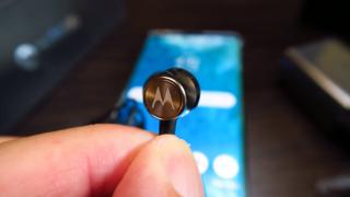 Motorola Edge: Acustică stereo reală, se împacă mai bine cu muzica decât cu gaming-ul