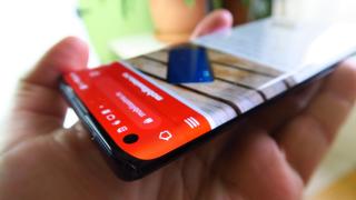 Motorola Edge: Design curbat, fură priviri şi e confortabil de utilizat