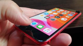 Apple ar putea da o lovitură pe piața smartphone prin lansarea unui iPhone accesibil cu preț de sub 300 dolari (zvon)