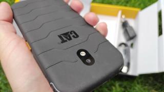 CAT S42 Unboxing: telefon robust care poate fi dezinfectat, scăpat pe beton de la 1.8 metri