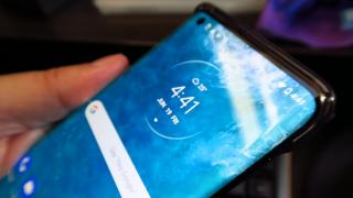 REDUCERI REALE Altex: azi avem smartphone 5G super arătos și cameră video FHD rezistentă la apă, căzături