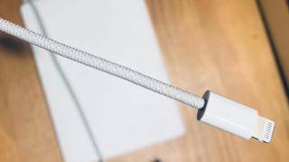 Cablul Lightning ce se va livra în pachetul lui iPhone 12 va fi mai rezistent, optând pentru un design textil; Vedem accesoriul fotografiat