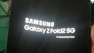 Samsung Galaxy Z Fold 2 se afișează într-o fotografie hands-on; Adio notch, bun venit decupaj bulină!