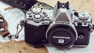 REDUCERI REALE Altex: azi avem aparat foto mirrorless cu 50% discount și mașină de spălat rufe cu 5 ani garanție