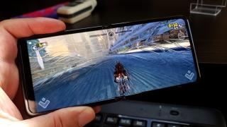 Samsung Galaxy Z Flip: Benchmark-uri între Galaxy Note 10 şi iPhone 11