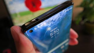 Motorola Edge+: Design de Moto Edge, dar cu sticlă pe spate, camere protuberante