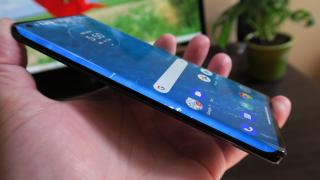 Motorola Edge+: Display OLED ultra curbat, luminos şi vivace