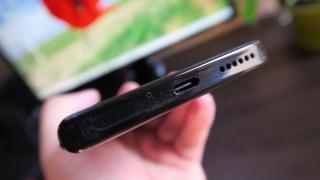 Motorola Edge+: Baterie peste rivalii Oppo şi Huawei, lentă la încărcare