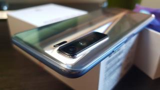 Huawei P40 Lite 5G: Design solid, cu spate din sticlă în degrade