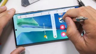Samsung Galaxy Note 20 Ultra este zgâriat şi îndoit de JerryRigEverything şi în sfârşit aflăm cum stă Gorilla Glass Victus (Video)