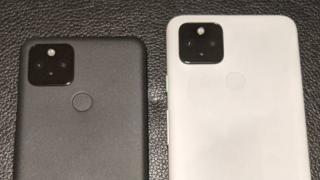 Google Pixel 5 și Pixel 4a 5G apar într-o fotografie reală; Ambele au scanner de amprente old-school