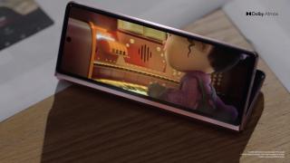 Principalele caracteristici ale noului telefon pliabil Galaxy Z Fold 2 sunt prezentate într-o reclamă; Avem și Flex Mode