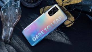 Realme X7 își prezintă design-ul în randări oficiale; Variantă gradient și un logo uriaș aplicat în spate