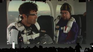 Cel mai bun demo tehnologic făcut vreodată: salt din avion, acrobații cu biciclete și Google Glasses! (Video)