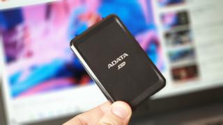 Prezentare ADATA SC685: SSD extern ultra-portabil, mic cât o carte de credit și cu 1 TB stocare