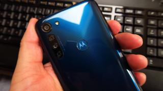 Motorola Moto G8 Power: Design ergonomic, pe bază de plastic