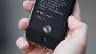 Siri Încă o dată depășit de noul asistent virtual Google, primește nota 7 pentru performanțe