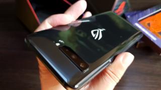 ASUS ROG Phone 3: Design ceva mai cizelat, lucios, badass