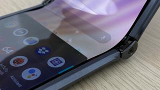 Motorola RAZR 5G: Design fashion, nostalgic, LOVE it or HATE it