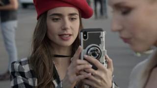 Husa "cameră foto" pentru iPhone ce face senzație în serialul Emily in Paris poate fi găsită la vânzare pe Amazon
