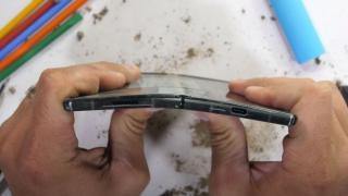 Samsung Galaxy Z Fold 2 primeşte testul de rezistenţă JerryRigEverything, cu extra toping de pietricele/nisip, zgârieturi (Video)