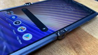 Motorola RAZR 5G: Display foarte luminos și lung, nu are probleme în soare