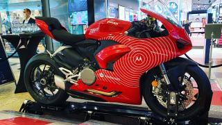 [UPDATE - a ajuns la Timișoara] Am mers pe motocicleta Ducati x Motorola de la debutul local al parteneriatului celor două companii; Puteţi câştiga motocicleta şi un Moto G 5G Plus