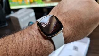 Fitbit Sense unboxing şi primele impresii: ceasul de fitness complet, cu plăți NFC, EKG, aplicaţii (Video)