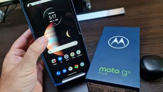 Am scos Motorola Moto G9 Plus dintr-o trusă de prim ajutor, cu "Happy Pills"; Etalează cel mai mare ecran din istoria Moto