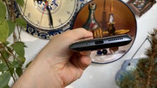 Motorola RAZR 5G: Acustică mono cu egalizator, volum ridicat, căşti premium