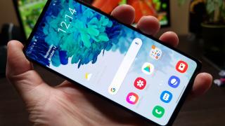 Samsung Galaxy S20 FE 5G: Display de flagship pe un telefon sfios în a se numi astfel