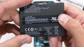 OnePlus 8T îşi dezvăluie cele două baterii de la interior într-o disecţie în faţa camerei (Video)
