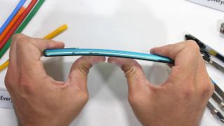OnePlus 8T este îndoit şi zgâriat de JerryRigEverything; Cum trece de testul de rezistenţă?
