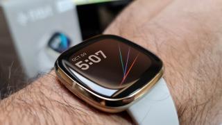 Fitbit Sense Review: ceas pentru sănătate înaintea fitness-ului, EKG, plăți şi aplicaţii la încheietură