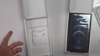 Apple încă mai oferă căști la pachet cu iPhone 12, cel puțin în Franța acolo unde este obligată prin lege să includă acest accesoriu