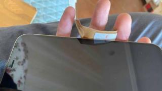 Rama lui iPhone 12 e prea ascuţită şi ar produce răni pe mâinile utilizatorilor