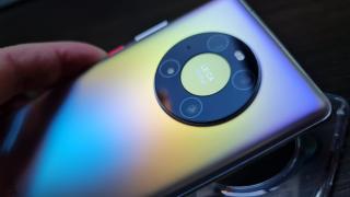 Huawei Mate 40 Pro: Design care ţi se imprima pe retină, cu camera Space Ring