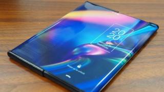 TCL prezintă un prototip de telefon cu ecran rulabil; Asemenea display-uri ajung până la diagonale de 17 inch (Video)