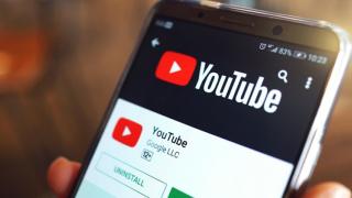 Aplicația YouTube primește astăzi noi gesturi, îmbunătățiri pe partea de capitole video și rearanjarea opțiunilor printr-o nouă actualizare disponibilă pe iOS și Android