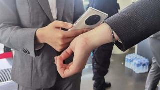 Huawei folosește un Mate 40 RS Porsche Design pentru a măsura temperatura invitaților la un eveniment organizat în China