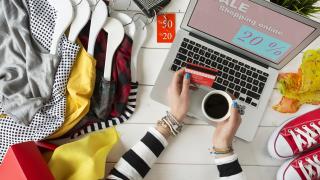 Magazinele online se așteaptă la creșteri de minim 20% a vânzărilor de Black Friday 2020, pe fondul desfășurării majoritar online