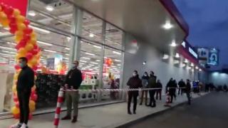 Altex a inaugurat un nou magazin în Chiajna cu coadă uriașă, promoţii bune Black Friday: Note 20 Ultra la 3500 lei + altele