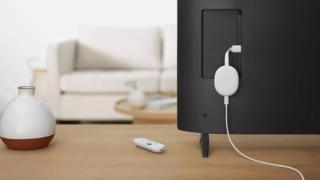 Chromecast with Google TV ajunge la vânzare pe QuickMobile și primești 3% extra discount dacă folosești codul "QUICK202"