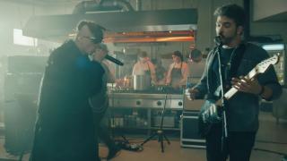 Adi Despot apare în noua reclamă Tazz by eMAG, alături de Killa Fonic, cântând rock alternativ (Video)