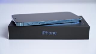 Sute de telefoane iPhone 12 și iPhone 12 Pro în valoare de 500.000 euro au fost furate de 5 angajați Amazon; Iată cum funcționa "afacerea"
