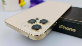 Apple iPhone 12 Pro Max Unboxing: mare, dar uşor de mânuit datorită ramei plate, nuanţa Gold e cam ţipătoare (Video)