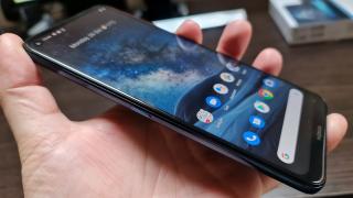 Nokia 8.3 5G: Design masiv, din materiale premium, cu o nuanţă albastră, mistică