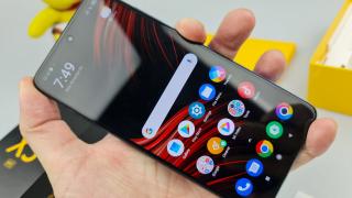 POCO X3 NFC: Design uşor de identificat, DSLR-ul întâlneşte maşina de curse