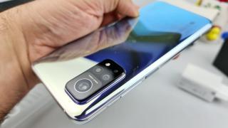 Xiaomi Mi 10T Pro 5G: Design "ciclop" care îi oferă personalitate, identitate