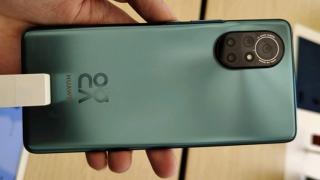 Huawei Nova 8 apare în fotografii hands-on în pragul lansării; Vine cu senzor foto principal ULTRA HD în spate